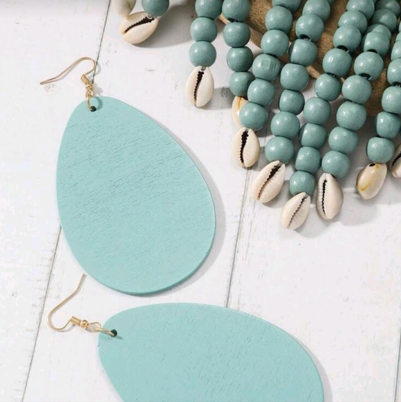 Turquoise Wood Beads With Shell Accent Choker - Picture 2 of 2